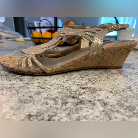 Coach And Four Sandals Low Wedge Cork Heel Open Toe Gold Straps Womens US 9 B182 - Picture 4 of 9